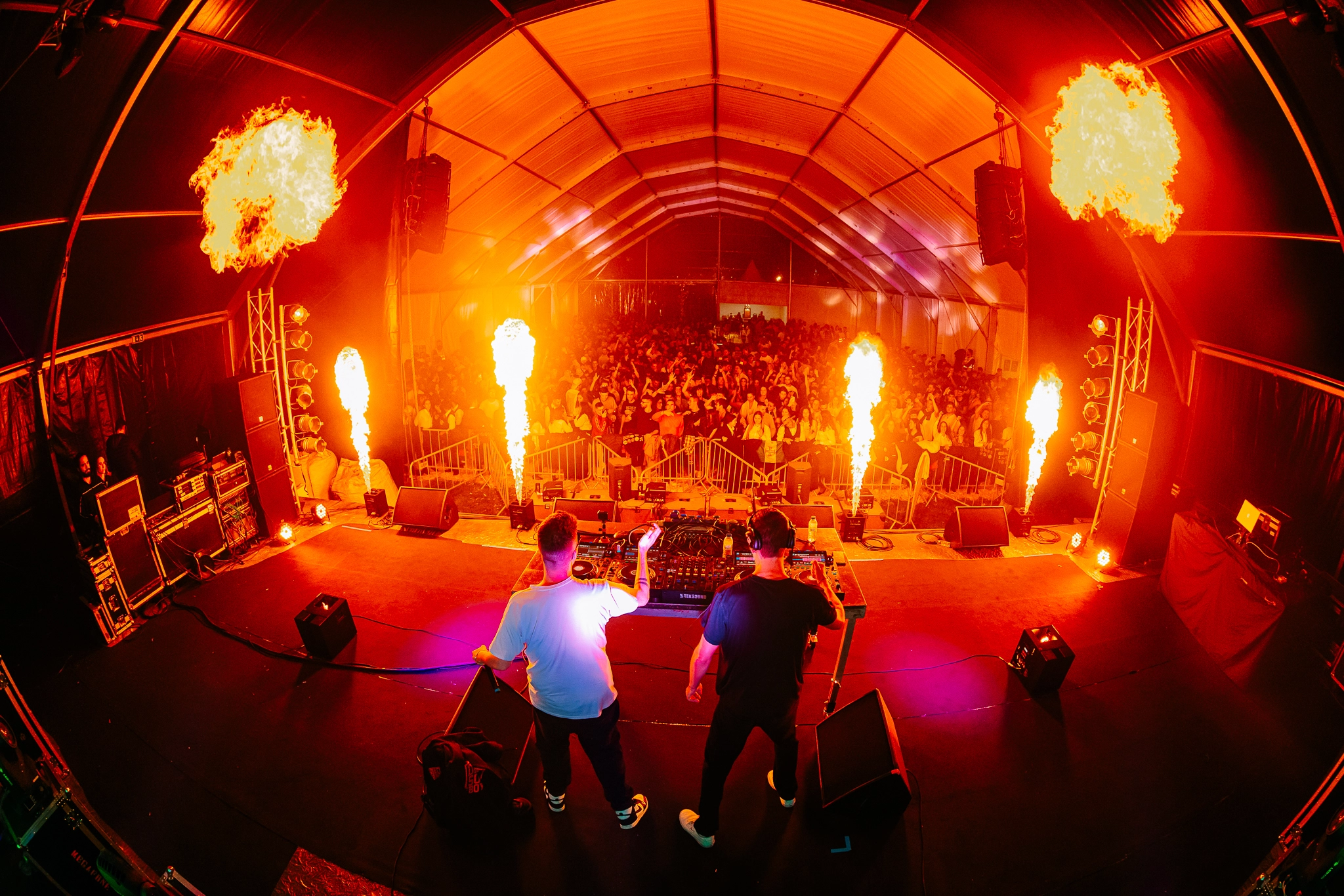 Dirty Sound Boys a atuar ao vivo